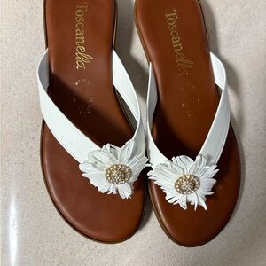 Toscanella White Daisy Women's Sandals